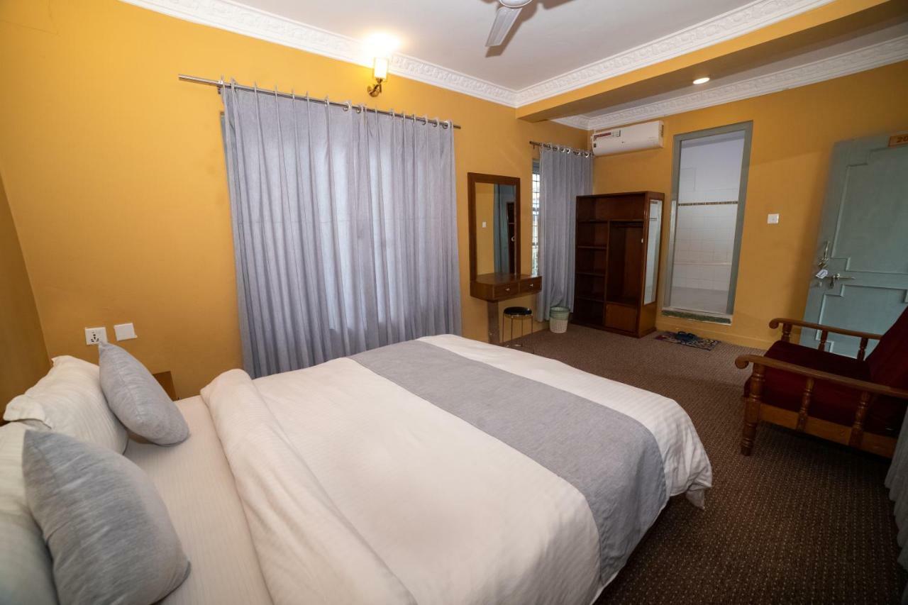 Gaurishankar Backpackers Hostel โพคารา ภายนอก รูปภาพ